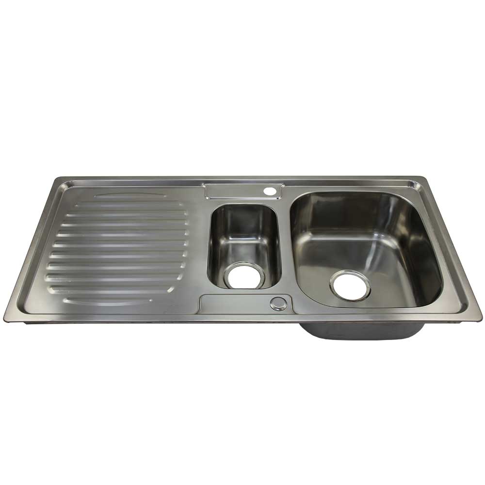Premium RVS keukenspoelbak met een glanzende afwerking, een enkele spoel en een afwasgedeelte met ribbels voor extra functionaliteit