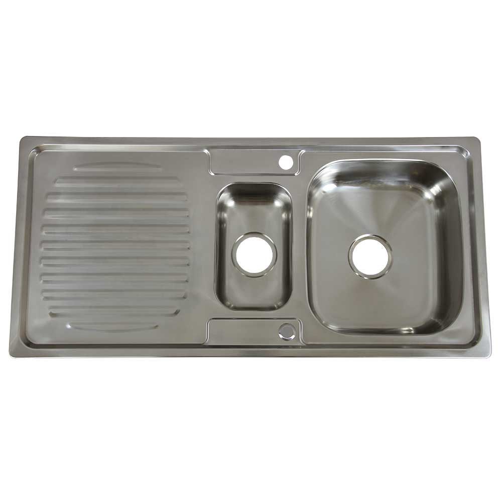 Premium RVS keukenspoelbak met een glanzend oppervlak, een grote en een kleine kom, en een praktische afvoer met ribbelstructuur