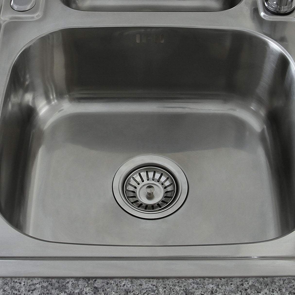 Premium RVS keukenspoelbak met een glanzend, duurzaam oppervlak en een ronde afvoer, perfect voor elke moderne keuken