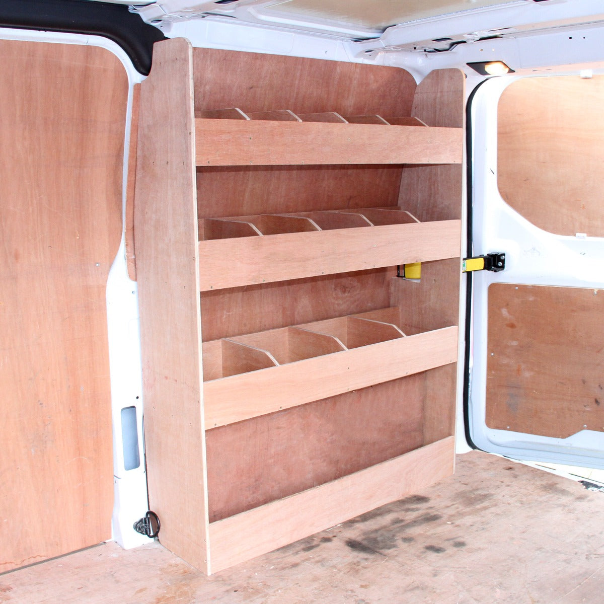 Zwarte bestelwagenbekleding met een houten rek, vier planken voor opslag, geschikt voor Ford Transit Custom, stevige constructie