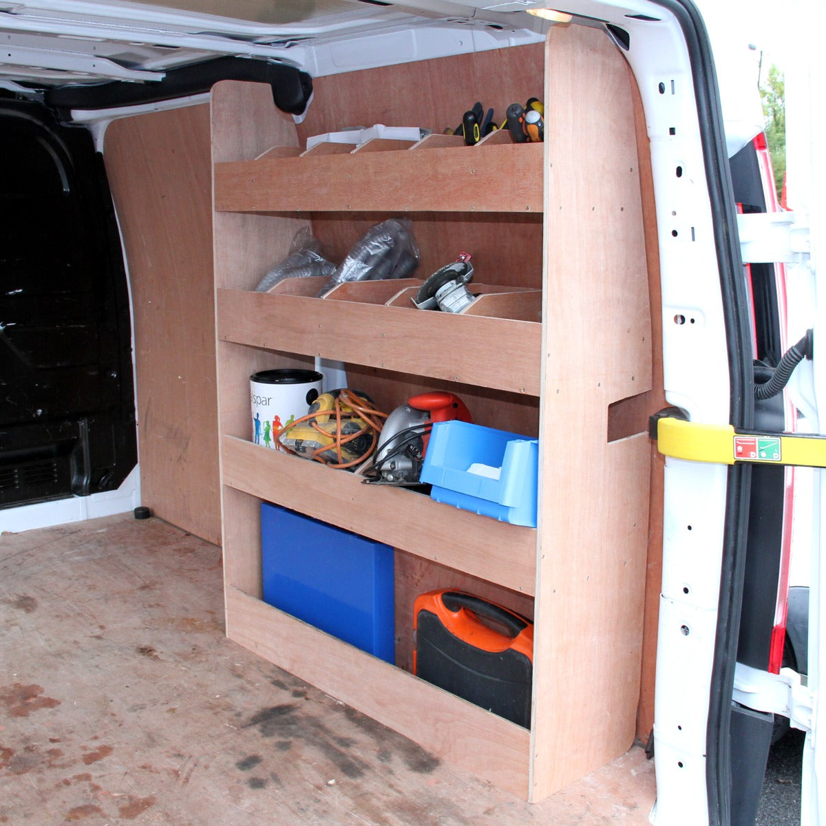 Zwarte bestelwagenbekleding met houten rek, voorzien van drie planken voor gereedschap en opbergruimte in een Ford Transit Custom