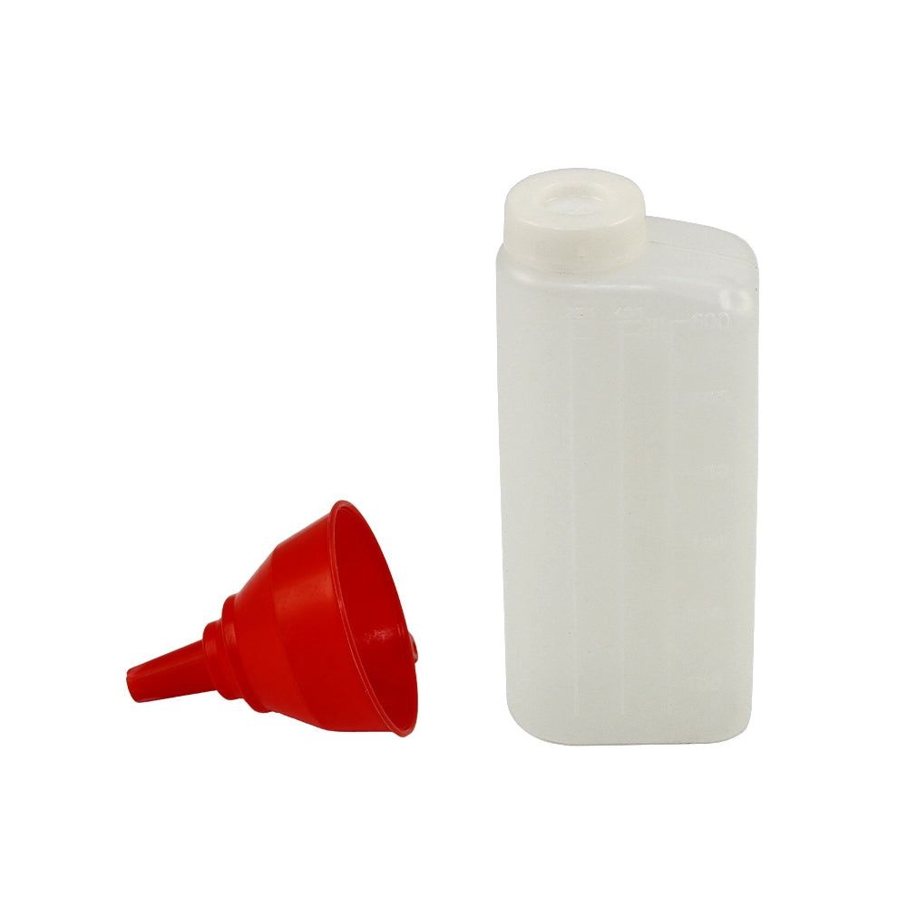 Transparante kunststof fles met maatverdeling en een helderrode trechter, ideaal voor het vullen van machines en gereedschap