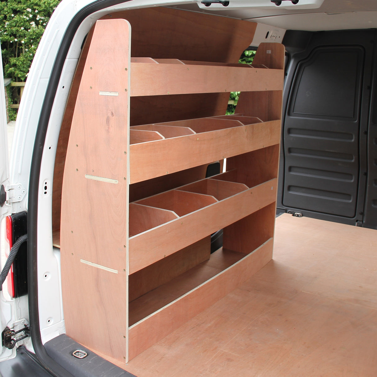 Antraciet bestelwagenbekleding met houten rek, voorzien van meerdere planken voor opslag in een VW Caddy, duurzaam en praktisch