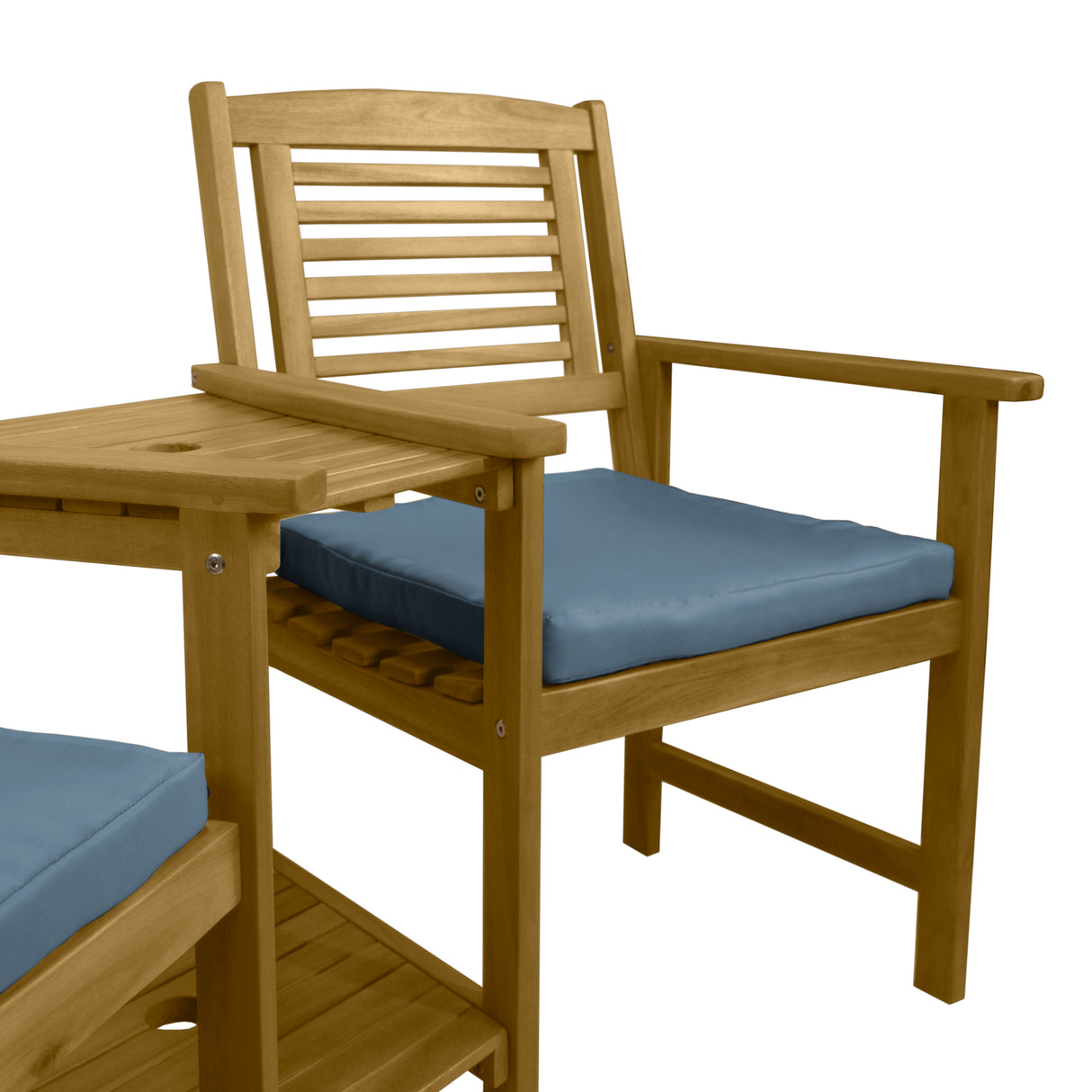Buiten loveseat van lichtbruin hout met blauwe kussens, slanke lijnen en een comfortabele, uitnodigende uitstraling