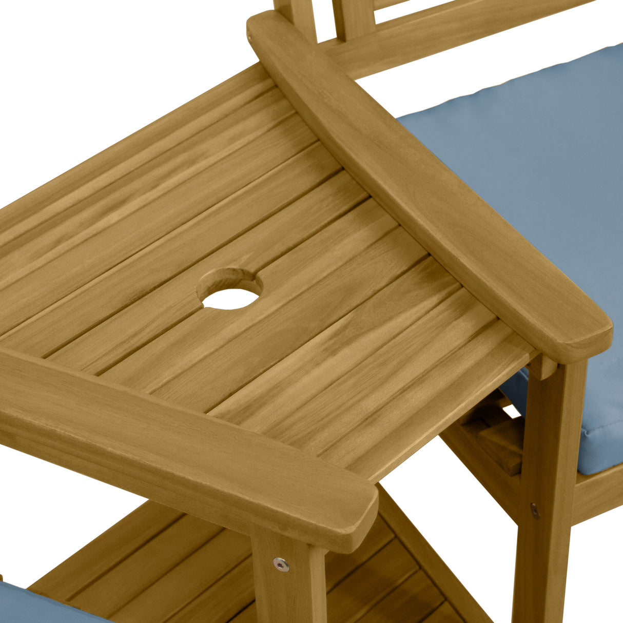 Lichte houten loveseat met blauwe kussens, voorzien van een handige uitsparing in de armleuning voor een parasol of drankjes