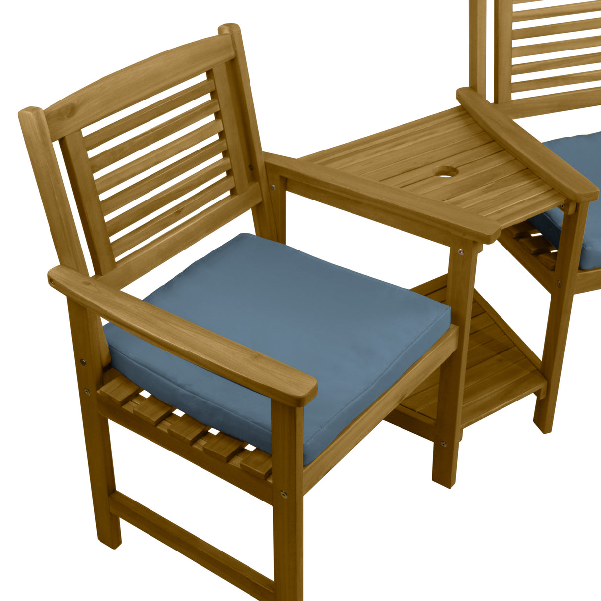 Buiten loveseat van lichtbruin hout met blauwe kussens, voorzien van een handige tafel en een open onderrek voor extra opslag