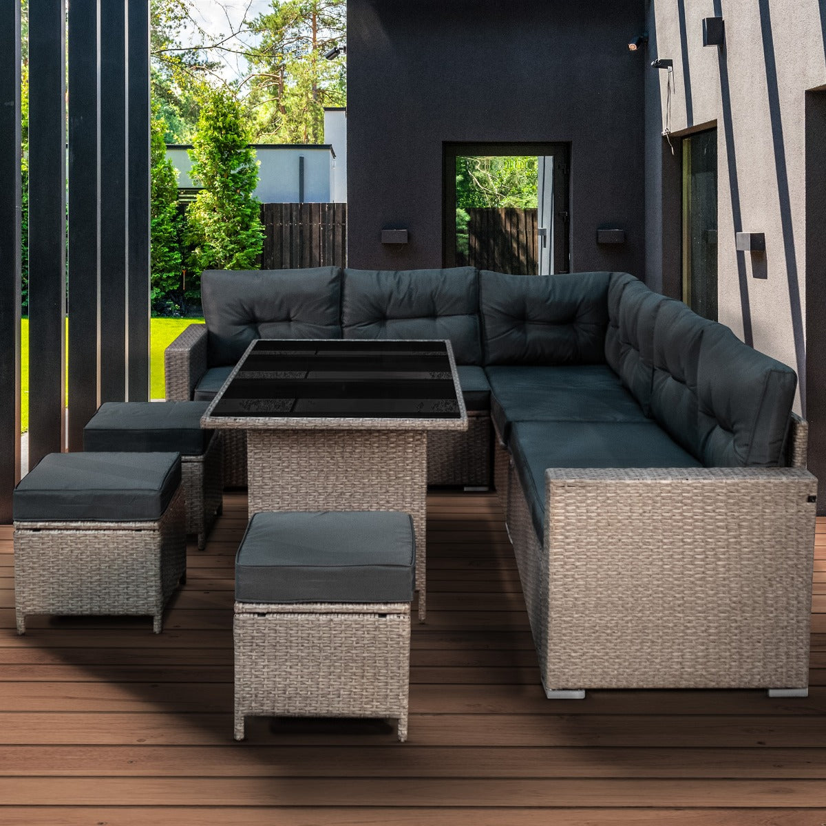 Moderne polyrattan hoekmeubelset in grijs met comfortabele kussens, glazen tafel en stijlvolle poefjes, perfect voor buitengebruik