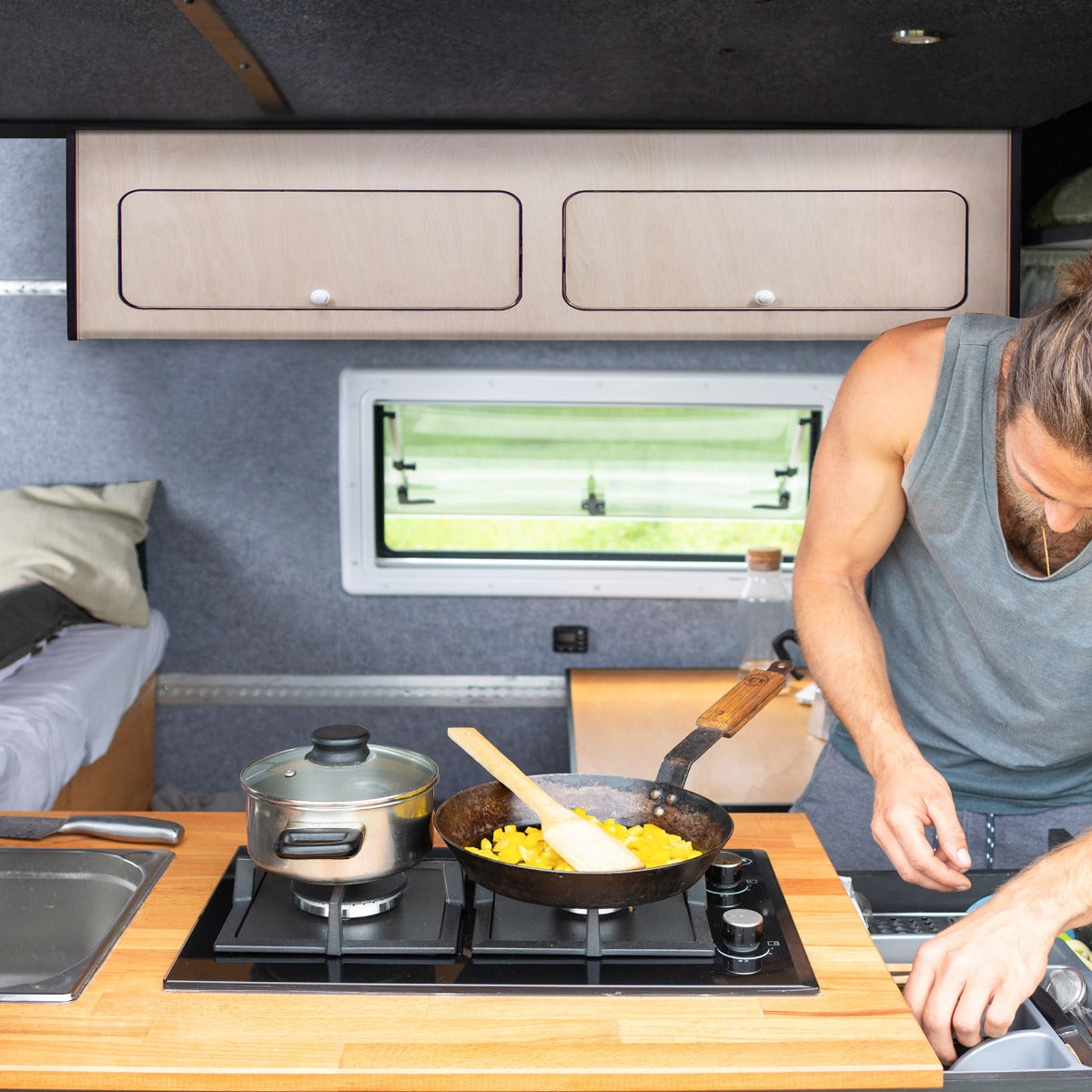 Bovenkasten voor een Camperbusje met Zwarte Strook – 120cm x 25cm x 25cm