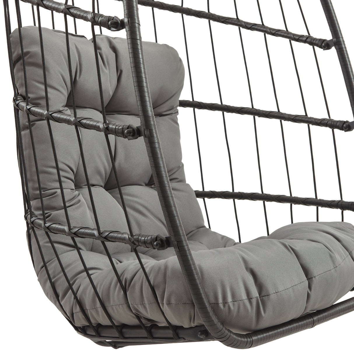 Zwarte rotan hangstoel met een comfortabele, grijze kussen en een opengewerkt, modern ontwerp voor een stijlvolle uitstraling