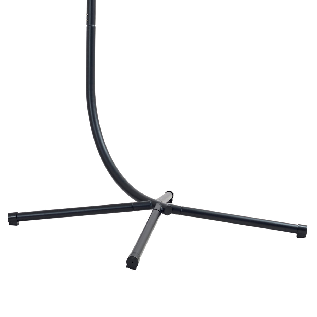 Grijze rotan hangstoel met een stevige metalen standaard, perfect voor binnen- en buitenshuis, biedt comfort en stijl