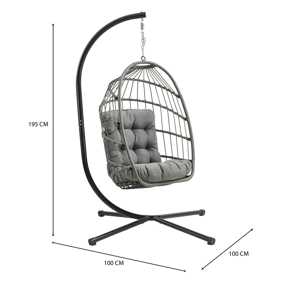 Grijze rotan hangstoel met een comfortabele kussen, hangend aan een stevige zwarte standaard, perfect voor binnen en buiten