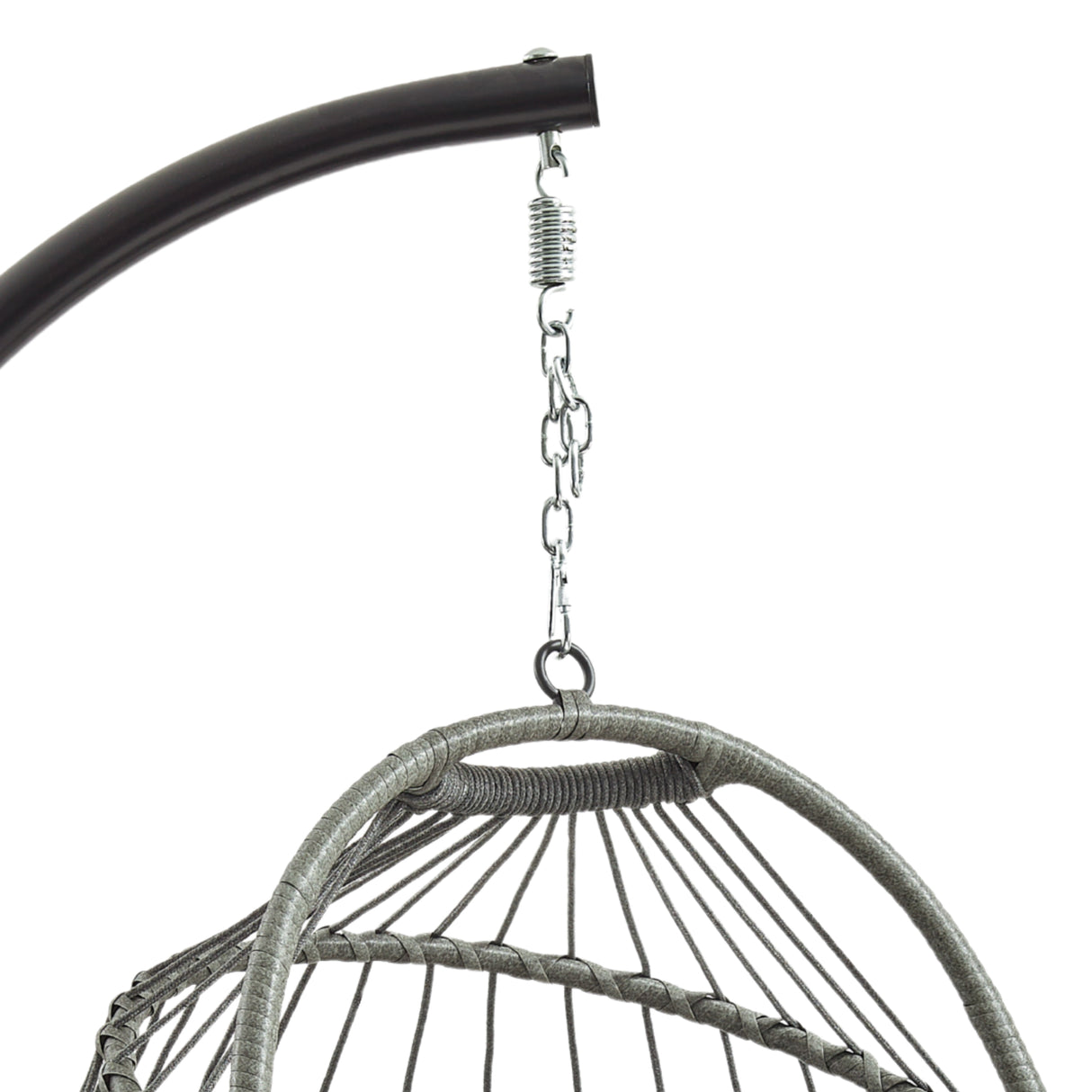 Grijze rotan hangstoel met een ronde vorm, hangend aan een stevige metalen haak, perfect voor binnen- en buitengebruik