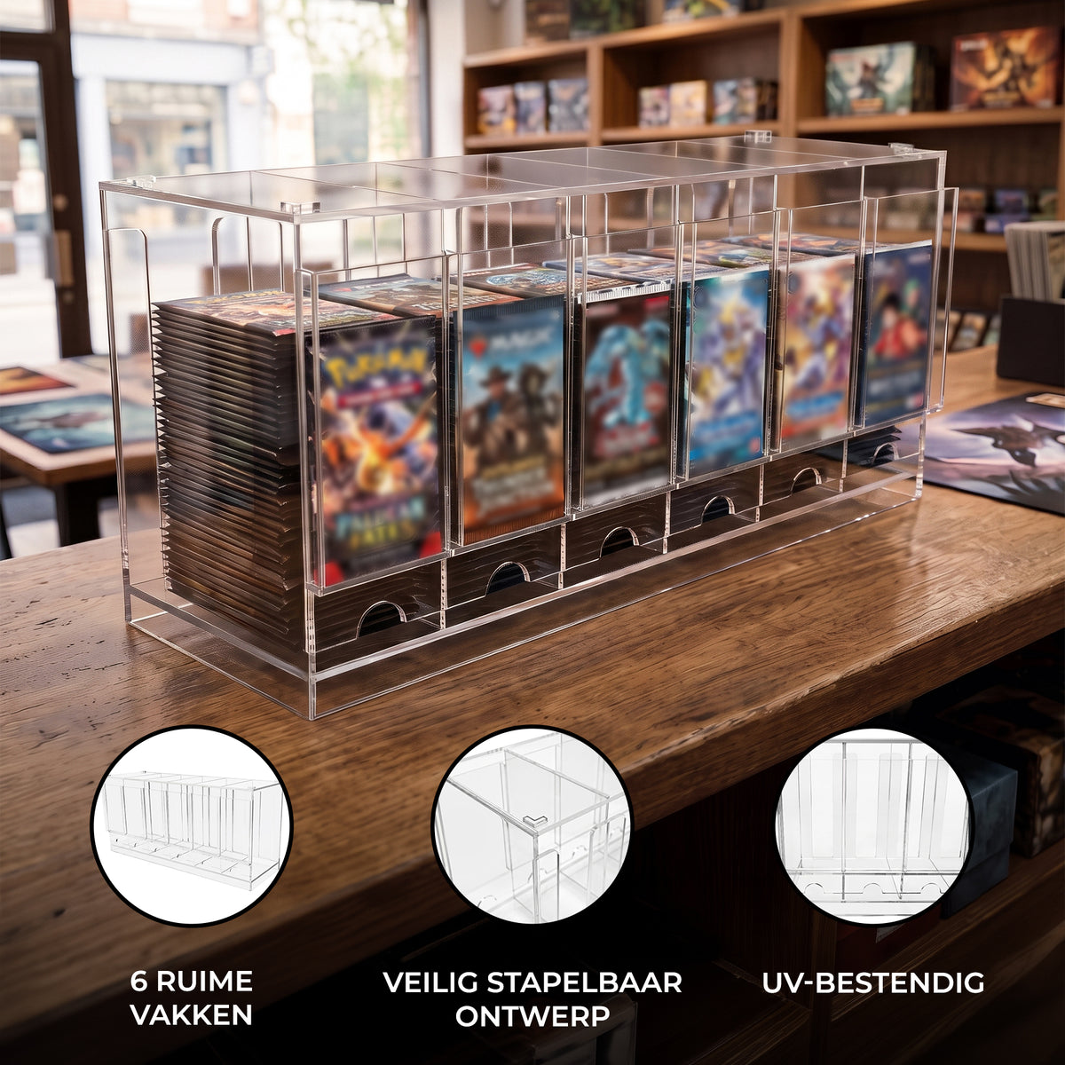 Transparante acryl opbergdoos met zes vakken voor kaarten, veilig stapelbaar en UV-bestendig, geplaatst op een houten tafel in een boekwinkel