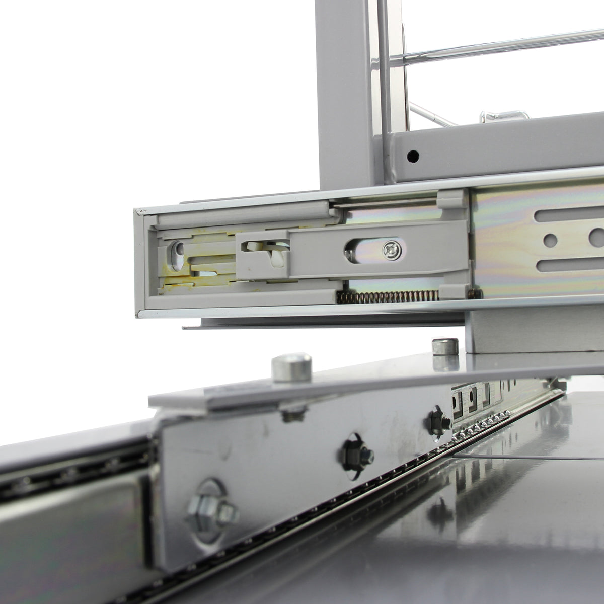Uittrekbare keukenkast lade met metalen rails, glanzend zilver, zichtbaar mechanisme en stevige constructie voor optimale functionaliteit