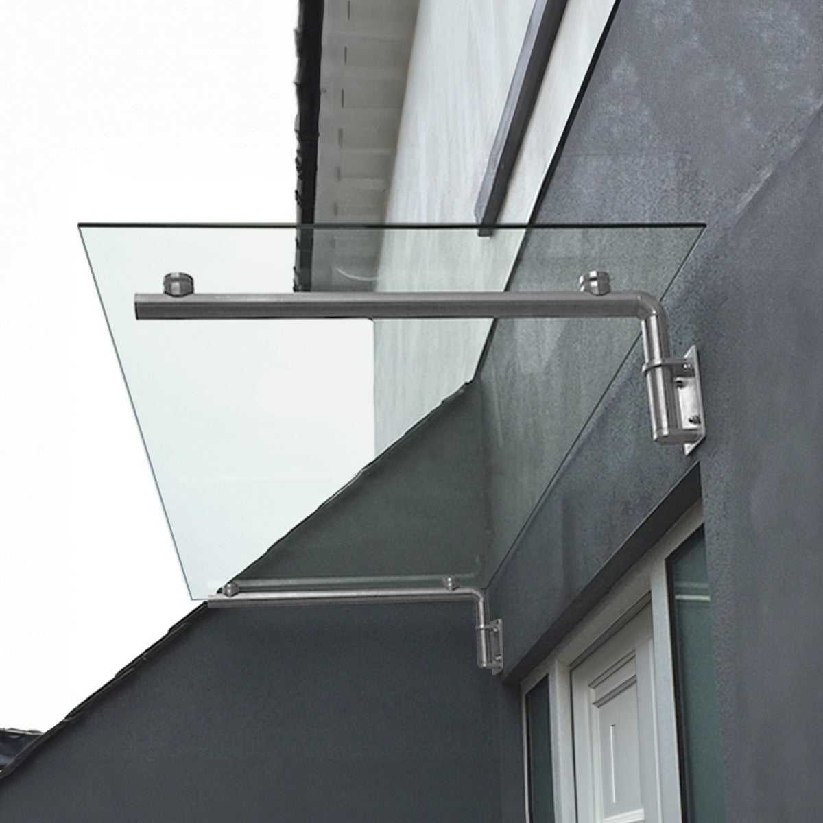 Heldere glazen luifel van 120 cm breed en 80 cm diep, met een moderne roestvrijstalen bevestiging aan een grijze muur