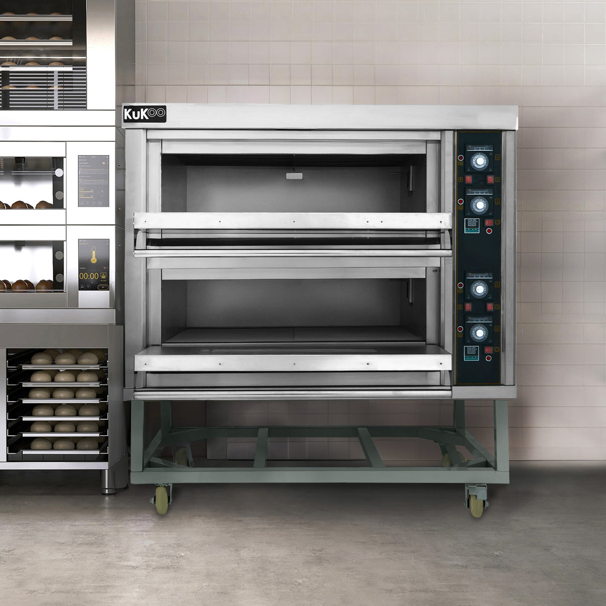 Professionele KuKoo pizza- en bakoven met roestvrijstalen afwerking, dubbele compartimenten en digitale bedieningselementen op een stevige basis