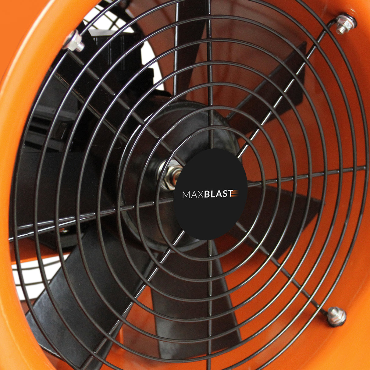 Professionele MAXBLAST ventilator met krachtige 550W motor, zwarte ventilatorbladen en opvallende oranje behuizing voor optimale luchtcirculatie