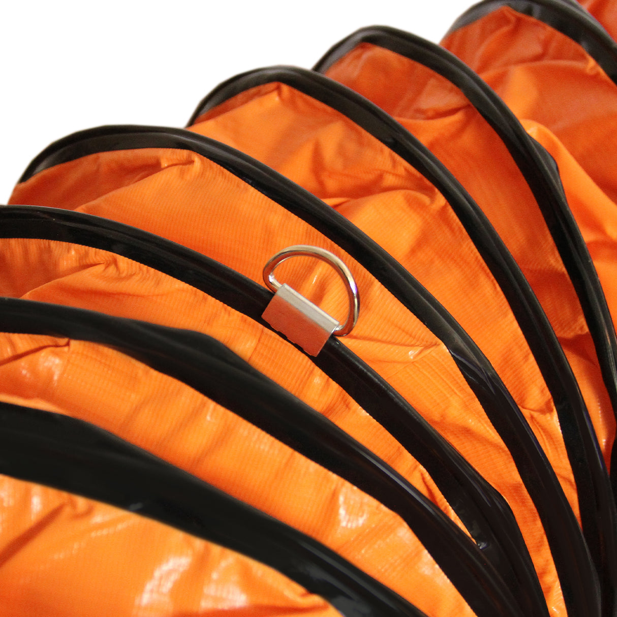 Oranje ventilator met zwarte randen, opgevouwen in een cirkelvormige vorm, met een metalen ring voor bevestiging en 6 meter slang