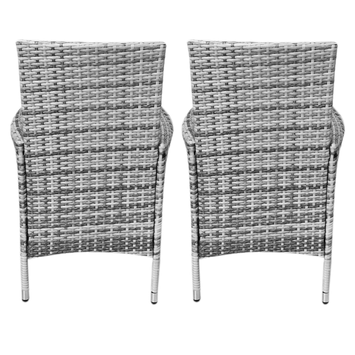 Twee moderne, lichtgrijze wicker stoelen met een elegante, gebogen rugleuning en metalen poten, perfect voor buitengebruik
