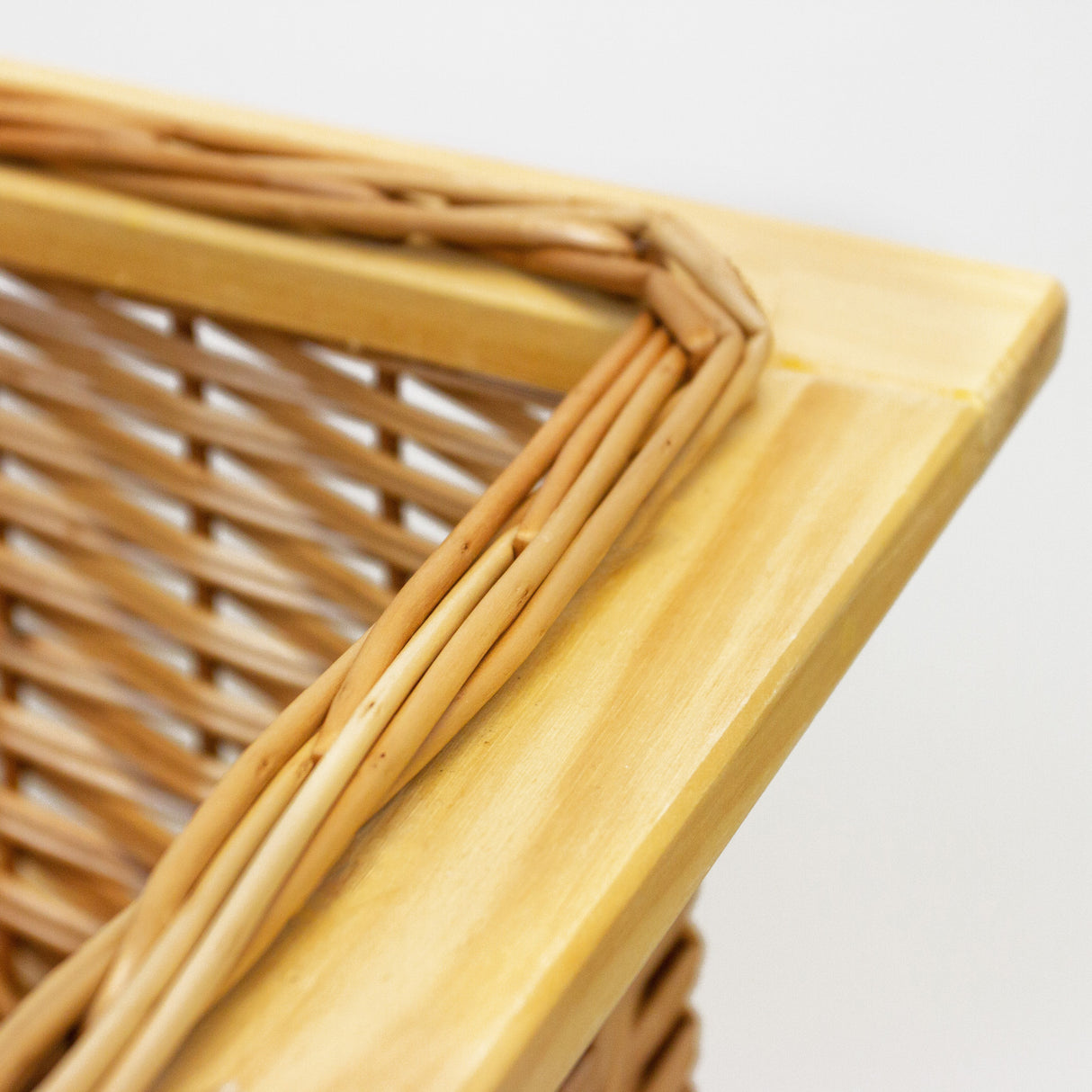 Uittrekbare rieten mand met een natuurlijke kleur en een gladde houten rand, ideaal voor opberging en decoratie