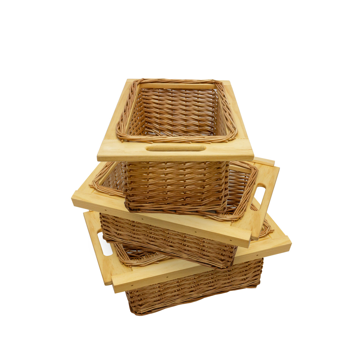Drie uittrekbare rieten manden met houten handvatten, in verschillende maten, met een natuurlijke, warme uitstraling en textuur