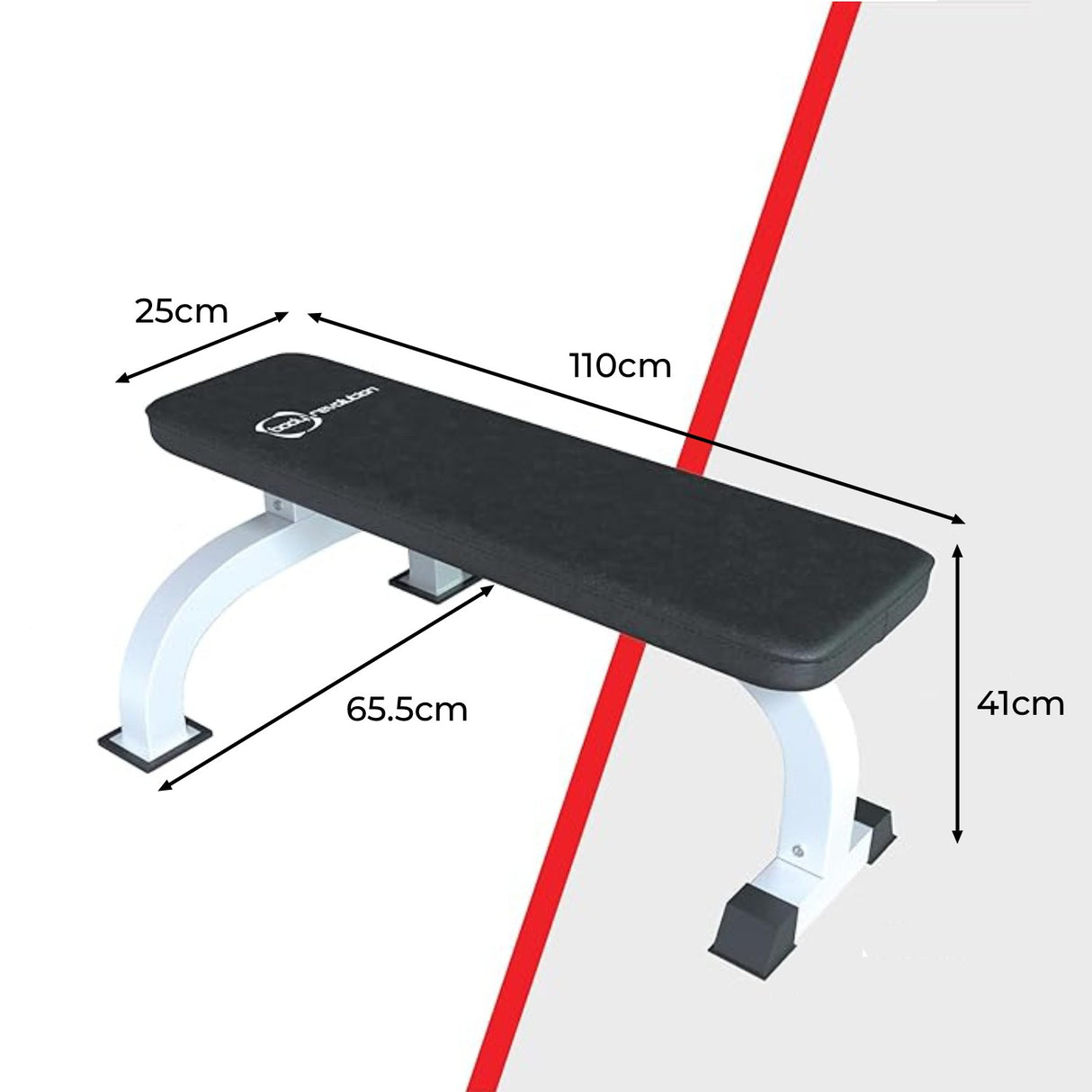 Zwarte vlakke fitnessbank met stevige metalen poten, afmetingen 110x65,5x41 cm, ideaal voor krachttraining en oefeningen
