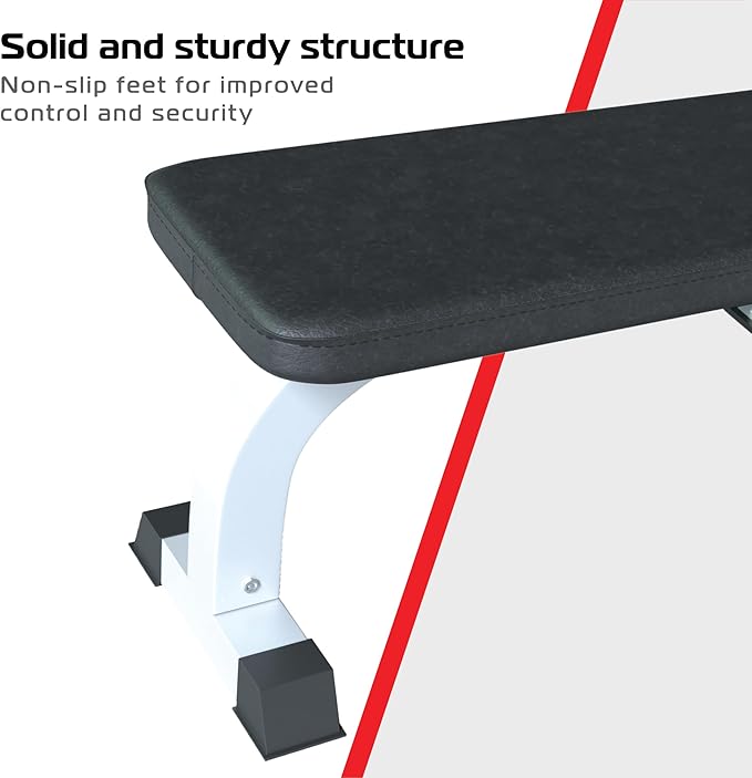Vlakke fitnessbank met stevige, zwarte bekleding en een solide witte metalen structuur, voorzien van antislipvoeten voor extra stabiliteit