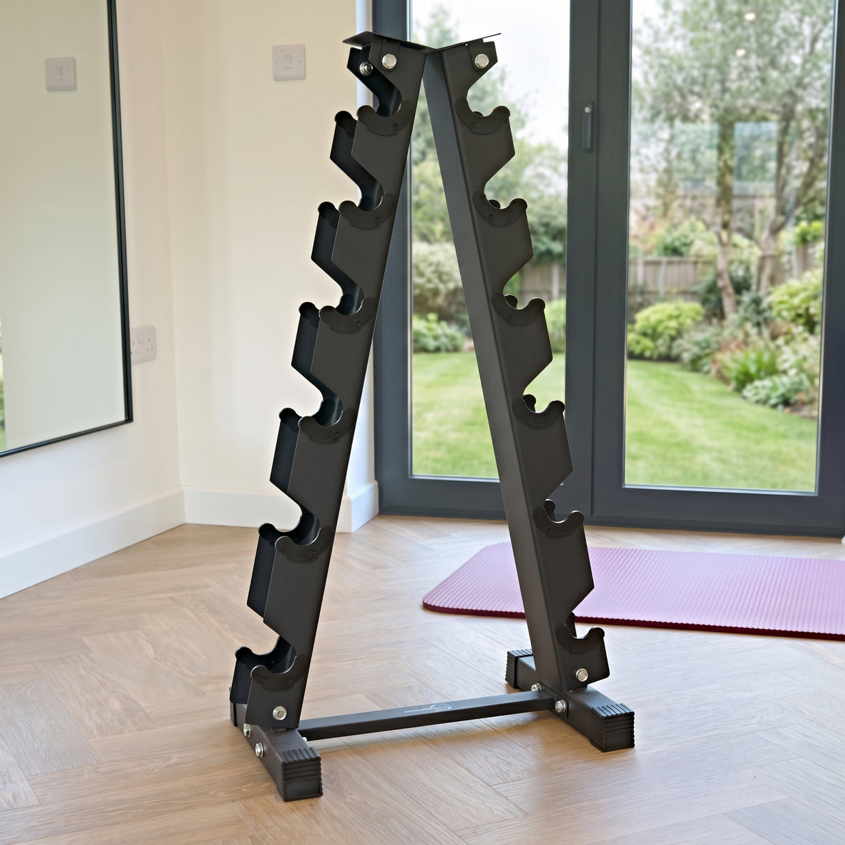Zwart 6-laags dumbbellrek van Body Revolution met stevige constructie, ontworpen voor efficiëntie en ruimtebesparing in een fitnessruimte