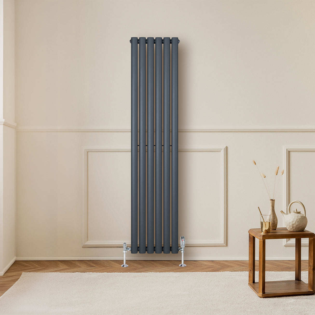 Ovale design radiator in antracietgrijs, 1 kolom, 1600 mm x 360 mm, met haakse thermostaatkraan, moderne uitstraling in een lichte kamer