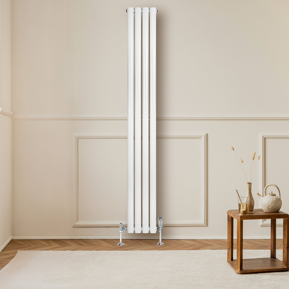 Ovale witte designradiator van 1800 mm x 240 mm met haakse thermostaatkraan, geplaatst tegen een lichte muur in een moderne ruimte