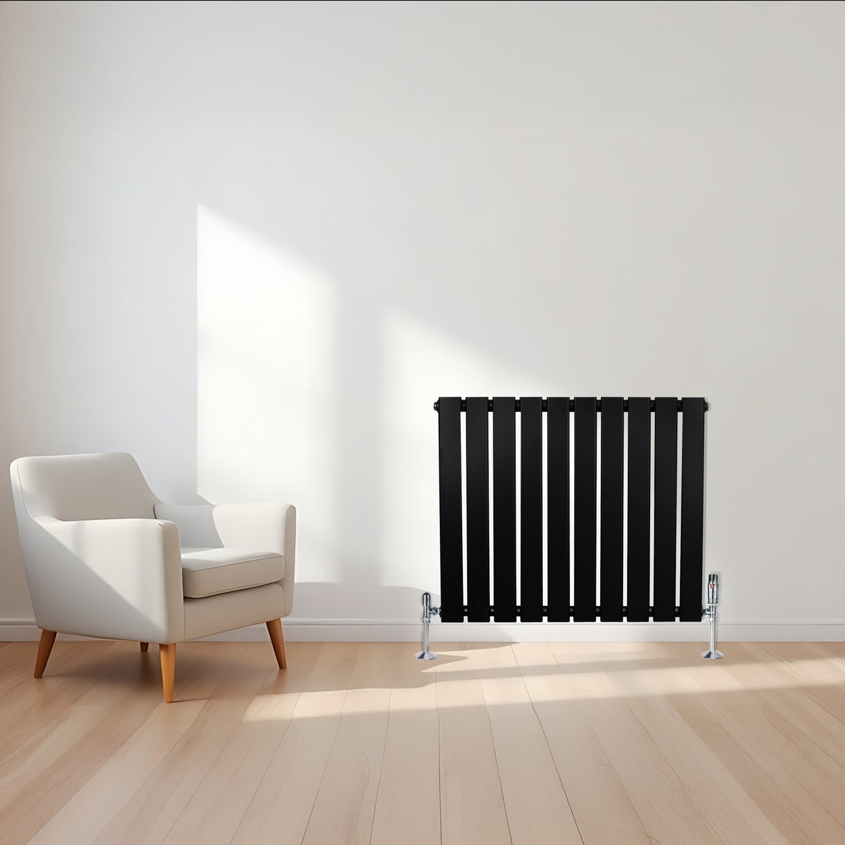 Zwart design radiator met vlakke panelen en haakse thermostaatkraan, geplaatst in een lichte kamer met houten vloer en moderne stoel