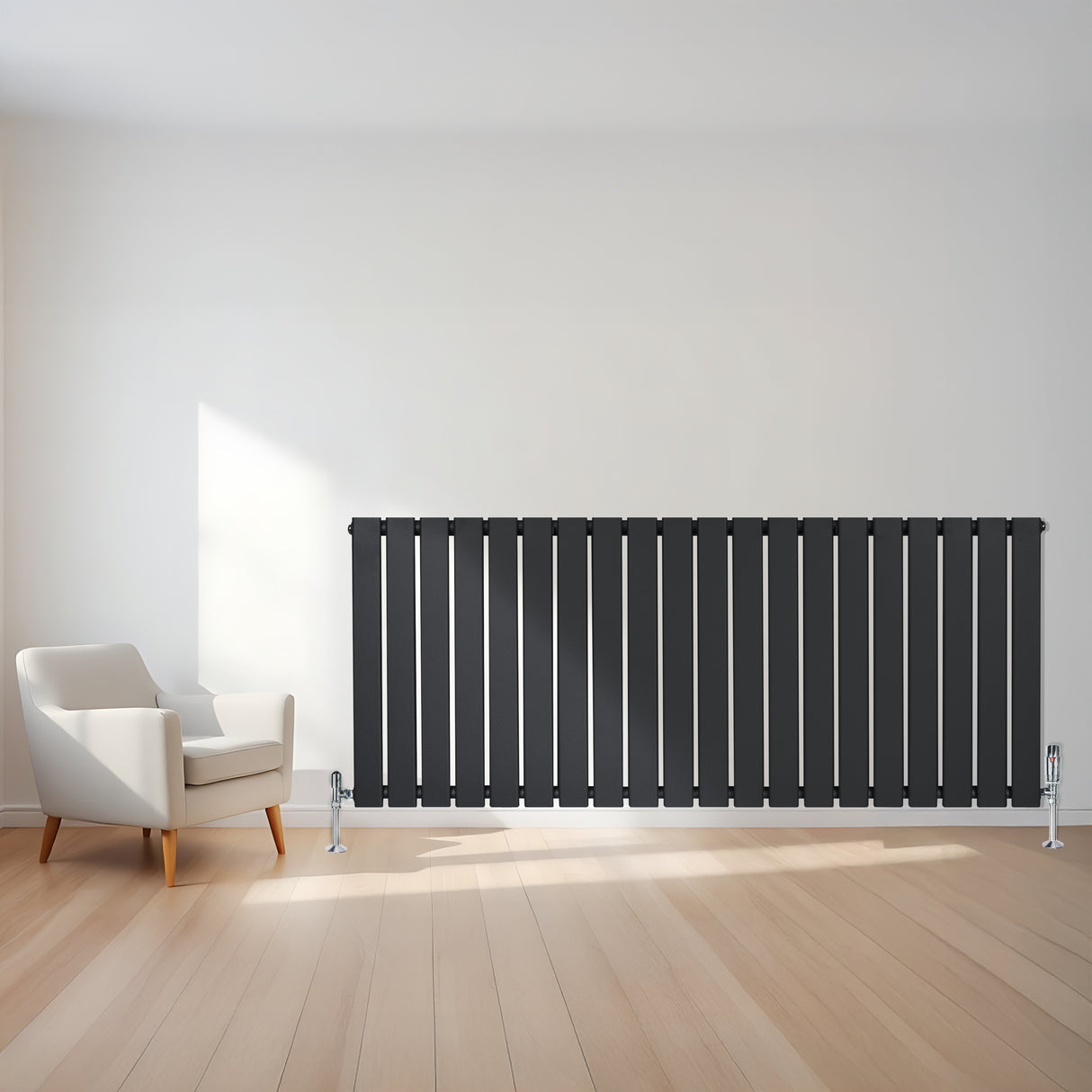 Design radiator met vlakke panelen in antraciet grijs, 600 x 1400mm, geplaatst tegen een lichte muur, met een haakse thermostaatkraan