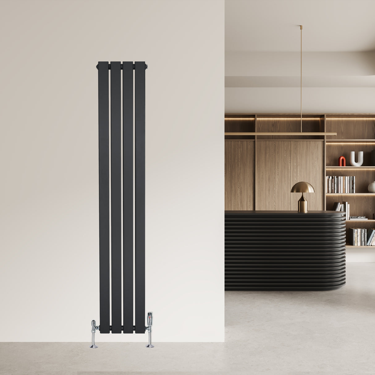 Vlakke design radiator met antraciet grijze panelen, 1 kolom, 1600 x 280mm, inclusief haakse thermostaatkraan in moderne interieursetting