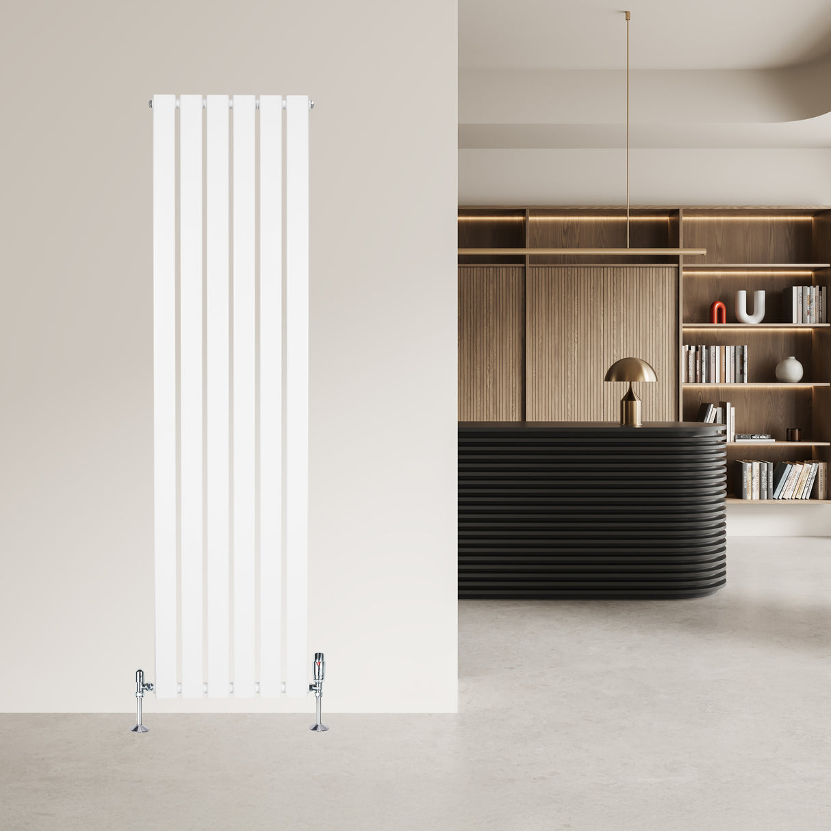 Strakke witte designradiator met vlakke panelen en haakse thermostaatkraan, geplaatst tegen een neutrale muur in moderne ruimte
