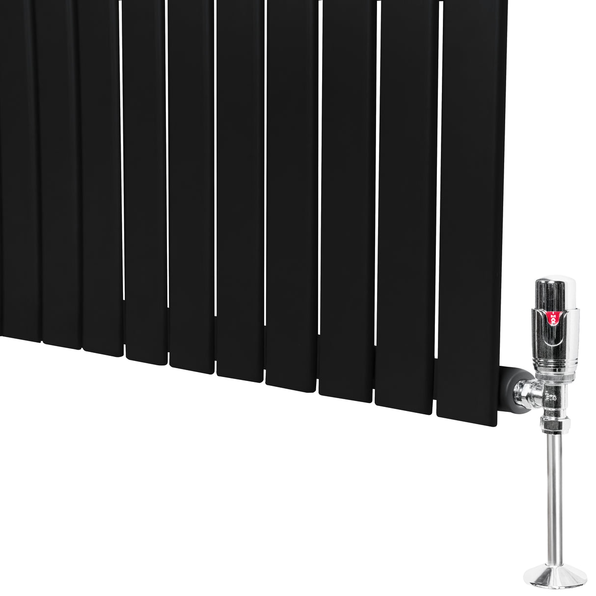 Zwart design radiator met vlakke panelen en een haakse thermostaatkraan, elegant en modern, perfect voor elke ruimte
