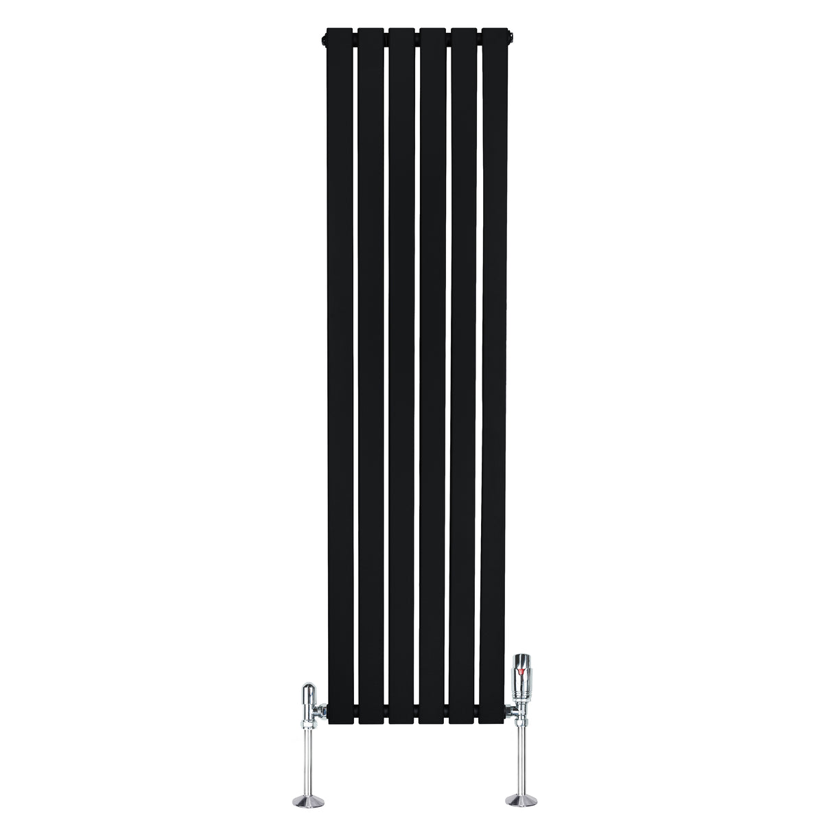 Zwarte designradiator met vlakke panelen en een haakse thermostaatkraan, stijlvol en modern, perfect voor elke ruimte