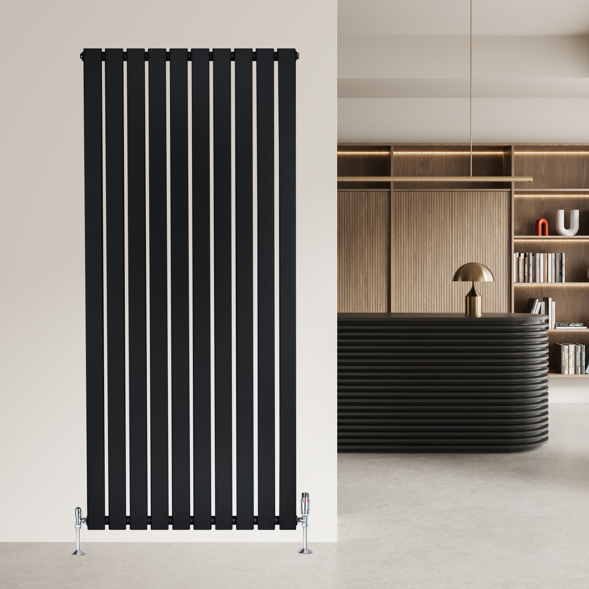 Zwarte designradiator met vlakke panelen en een haakse thermostaatkraan, geplaatst tegen een lichte muur in een moderne ruimte