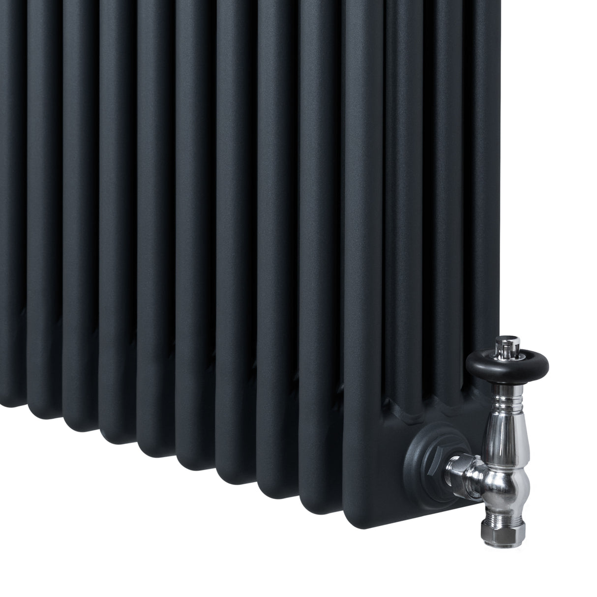 Traditionele antraciet grijze 4-kolom radiator van 300 x 1370 mm met haakse thermostaatkraan en een strakke, moderne uitstraling