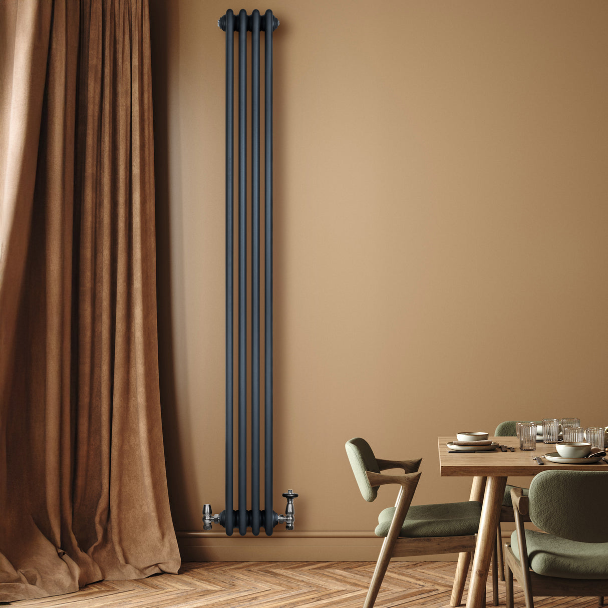 Traditionele antraciet grijze 4-kolom radiator van 1800 x 200 mm met haakse thermostaatkraan, geplaatst tegen een warme wand