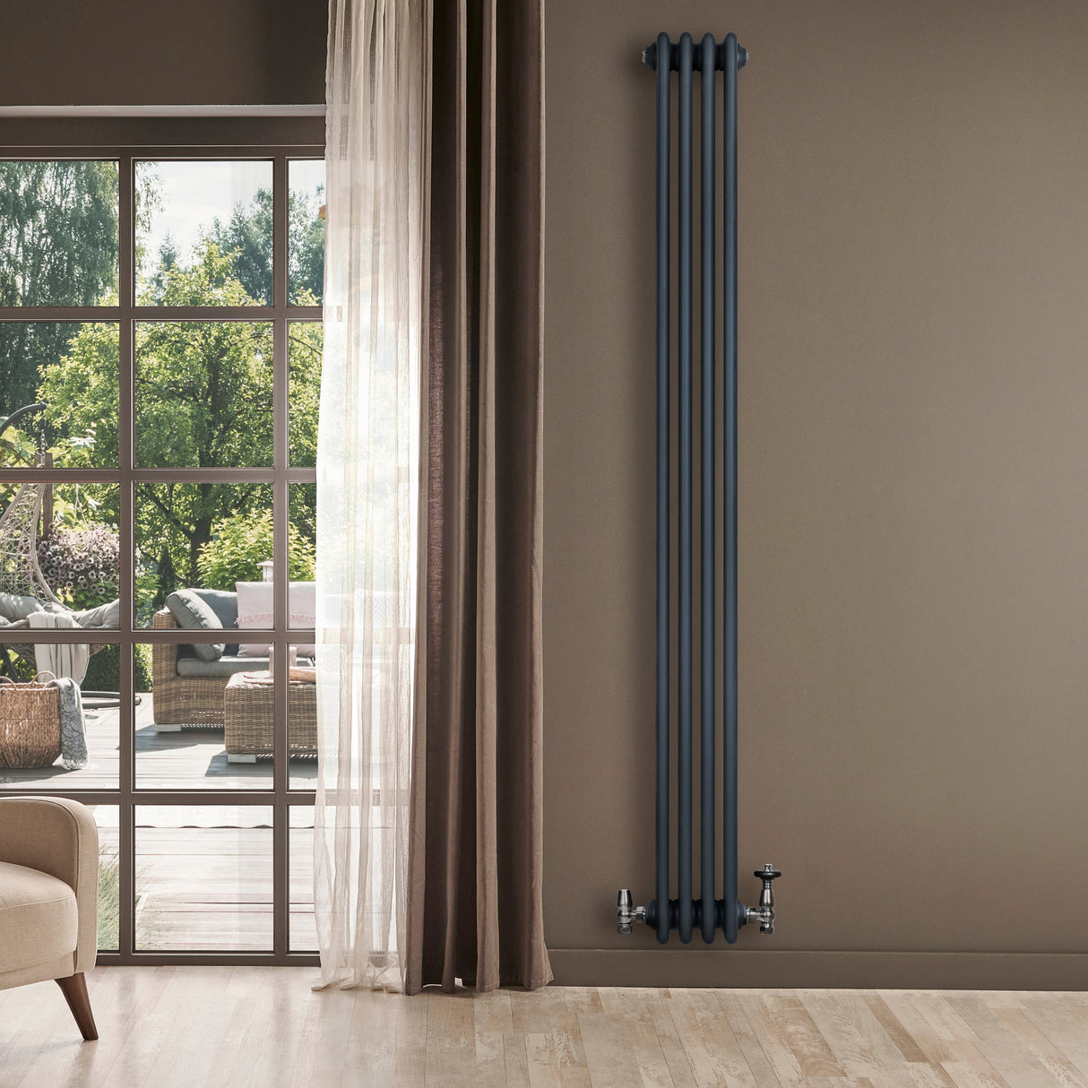 Traditionele 4-kolom radiator in antracietgrijs, 1800 x 200 mm, met haakse thermostaatkraan, geplaatst tegen een muur bij een raam