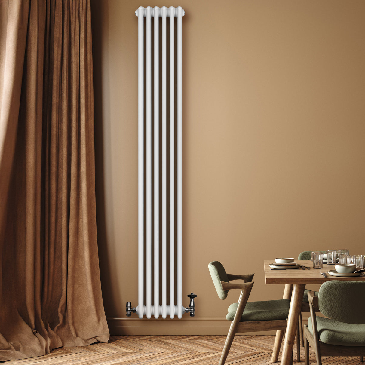 Traditionele witte 4-kolom radiator van 1800 x 290 mm met haakse thermostaatkraan, geplaatst tegen een warme, neutrale muur