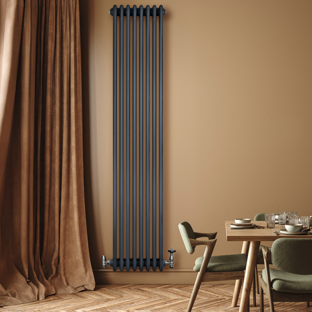 Traditionele antraciet grijze 4-kolom radiator van 1800 x 380 mm met haakse thermostaatkraan, geplaatst tegen een warme muur