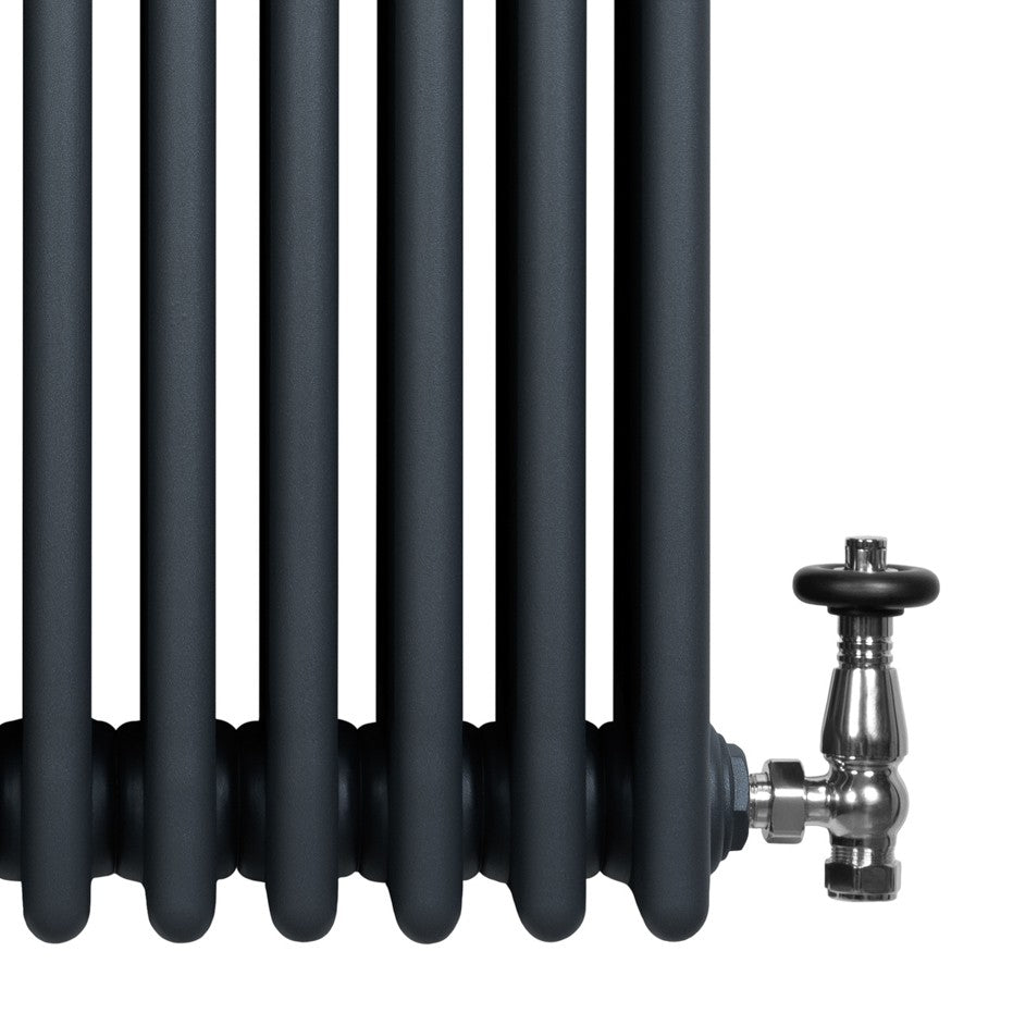 Traditionele 4-kolom radiator in antracietgrijs, met glanzende haakse thermostaatkraan en ronde, gladde buizen