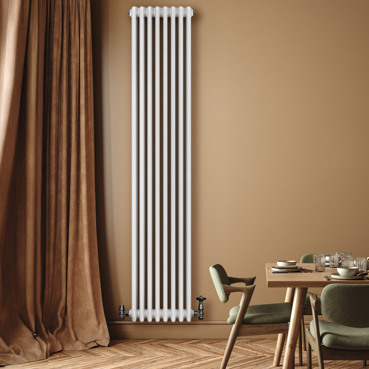 Traditionele witte 4-kolom radiator van 1800 x 380 mm met haakse thermostaatkraan, geplaatst tegen een warme, neutrale muur