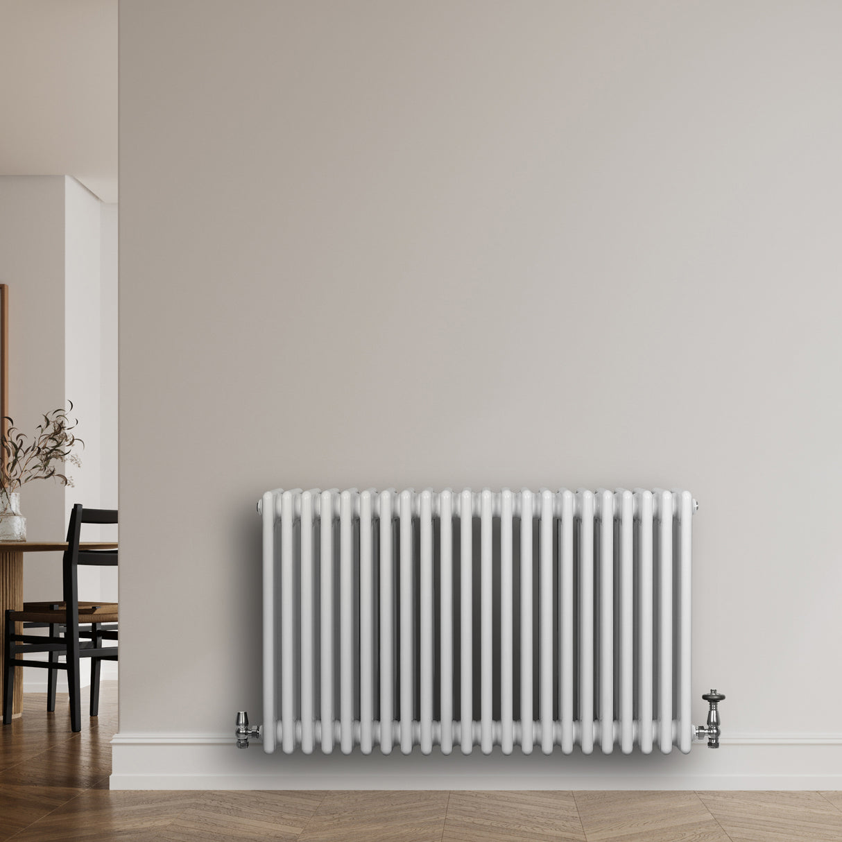 Traditionele witte 4-kolom radiator van 600 x 1010 mm met een gladde afwerking, geplaatst tegen een neutrale muur in een moderne ruimte