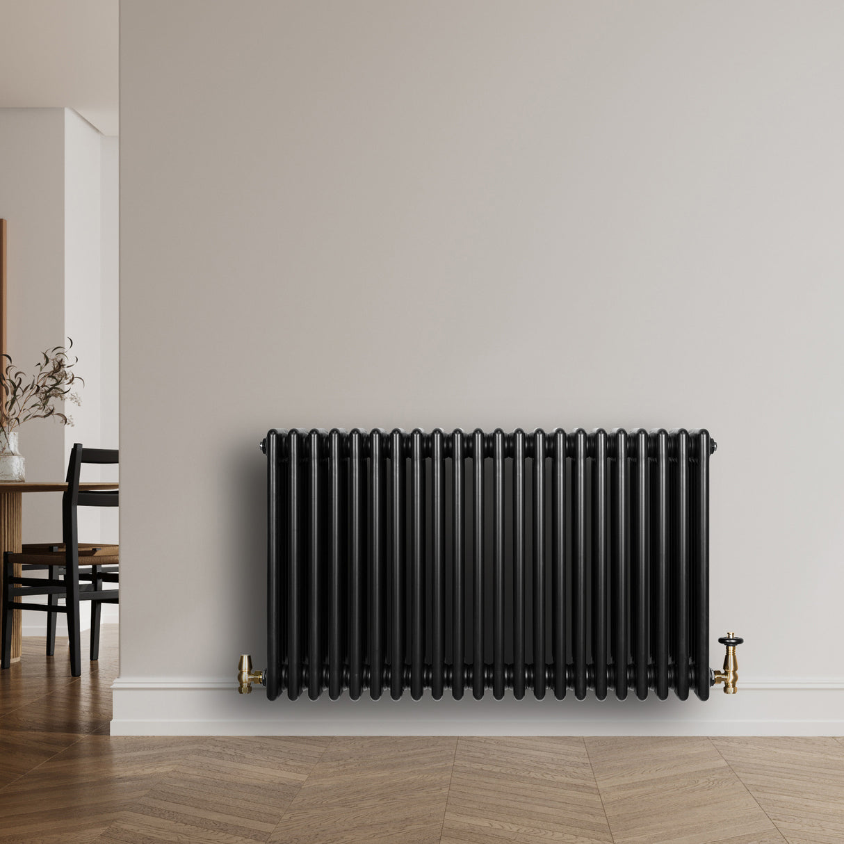 Traditionele zwarte 4-kolom radiator van 600 x 1010 mm met glanzende afwerking, geplaatst tegen een lichte muur in een moderne ruimte