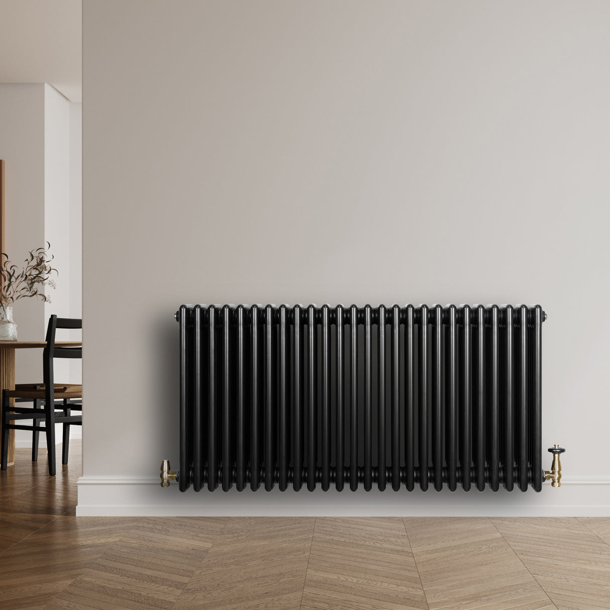 Traditionele zwarte 4-kolom radiator van 600 x 1190mm met glanzende afwerking, geplaatst tegen een lichte muur in een moderne ruimte