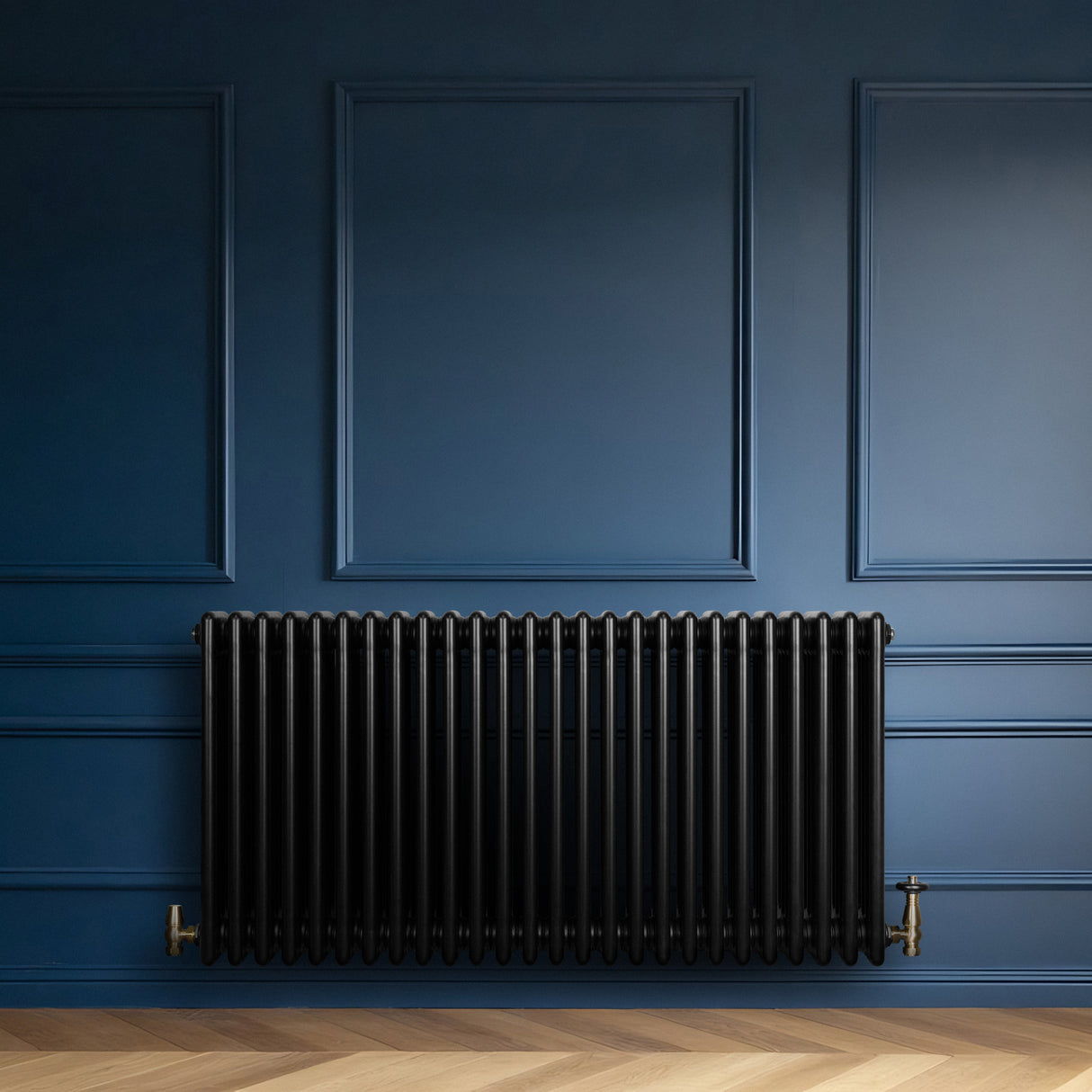 Traditionele zwarte 4-kolom radiator van 600 x 1190mm tegen een diepblauwe muur, met een glanzende afwerking en elegante lijnen