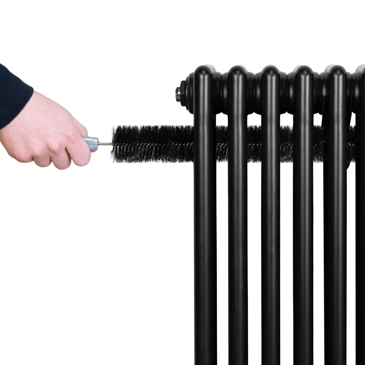 Zwarte traditionele 4-kolom radiator van 600 x 1190 mm met een hand die een borstel gebruikt voor onderhoud en reiniging