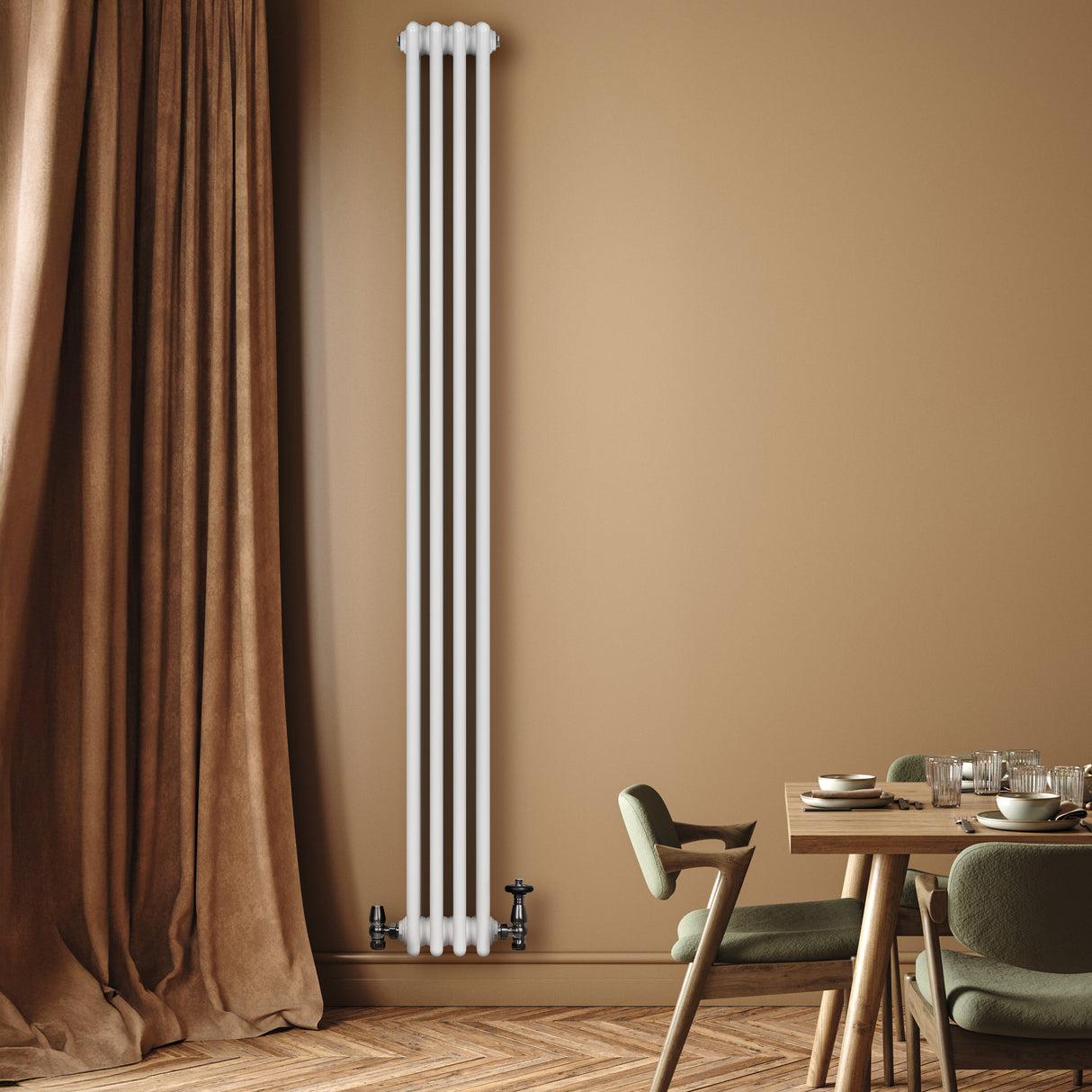 Traditionele witte 4-kolom radiator van 1800 x 200mm, elegant tegen een warme, beige muur, met een moderne uitstraling en vintage charme